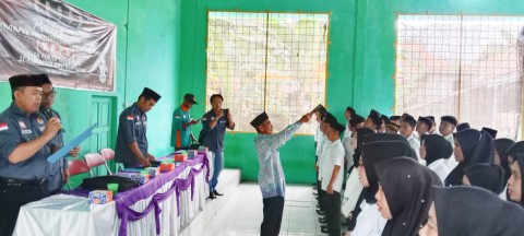 Sebanyak 70 Anggota KPPS Desa Teluk dilantik dan disumpah.