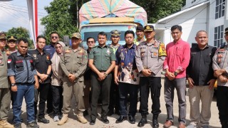 Prosesi Pelepasan dan Pergeserannya , Secara Simbolik Dilakukan Pemecahan Kendi oleh Ketua KPU Muba M. Sigid Nugroho, Kapolres Muba Akbp. Imam Safii Sik. Msi. dan Yang Mewakili