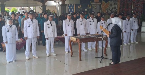Bupati Musi Rawas Mengukuhkan Perpanjangan Masa Jabatan Kepala Desa (Kades) dan Ketua Tim Penggerak PKK Desa di Wilayah Kabupaten Musi Rawas