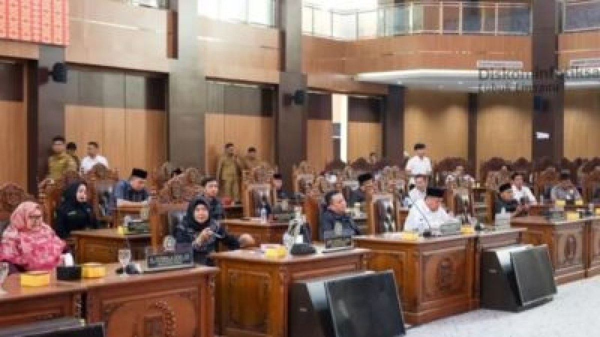 Wali Kota Lubuk Linggau Mendengarkan Pandangan Umum Fraksi Dewan Terhadap 6 Raperda