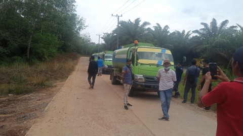 Masyarakat Desa Pelawe Setop Angkutan PT SMD, Tuntut Hak Sebagai Pekerja yang Belum Terpenuhi