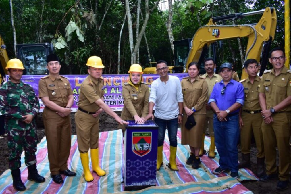 Bupati Musi Rawas Hj Ratna Machmud Berikan Bantuan Alat Berat untuk Bantu Warga Buka Lahan