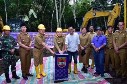 Bupati Musi Rawas Hj Ratna Machmud Berikan Bantuan Alat Berat untuk Bantu Warga Buka Lahan