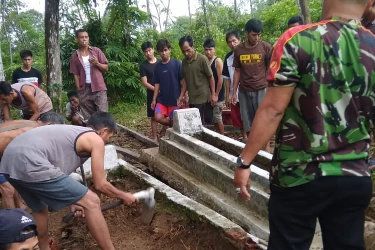 Diduga Berseberangan Saat Pilkades Sebuah Makam di Musi Rawas Dipindahkan