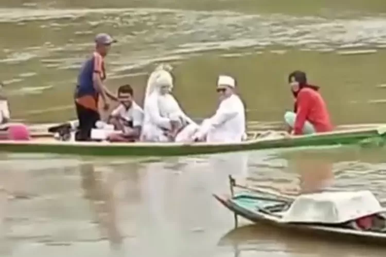 Pasangan Pengantin Naik Perahu Langsungkan Pernikahan di Tengah Banjir