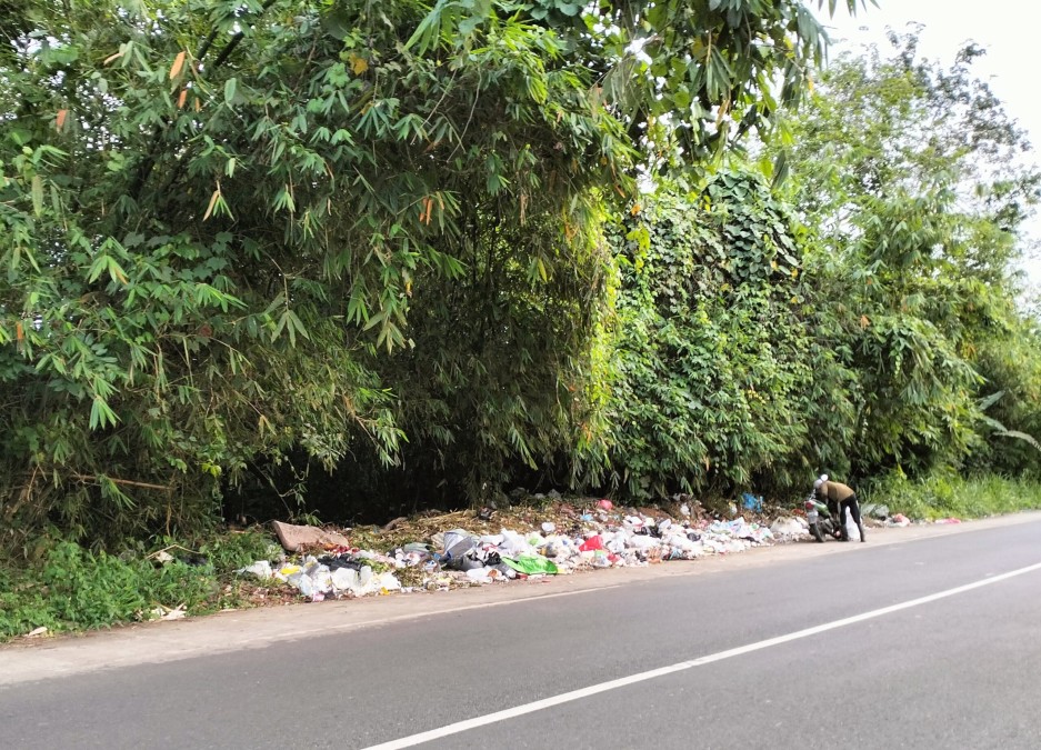 Sampah Menumpuk Hingga Siang Hari Belum Terangkut
