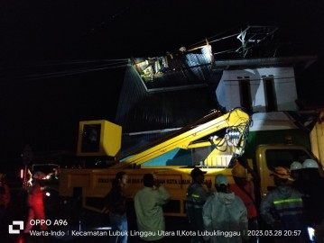 Atap Rumah Warga Tersangkut di Tiang Listrik Akibat Angin Kencang