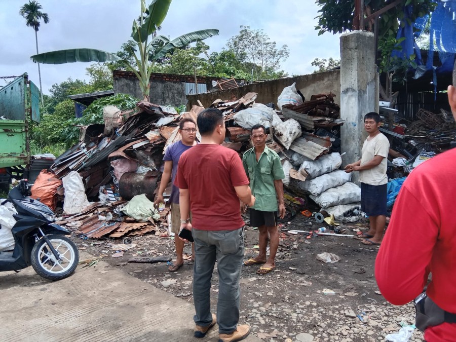 Gudang Rongsokan ini Cemarkan Lingkungan, Warga Minta Segera Ditutup